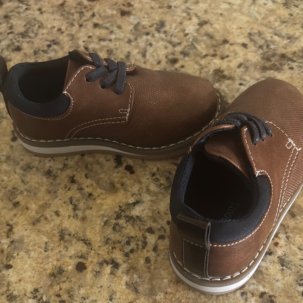 Brown Sneakers with Textured Leather and Contrast Stitching